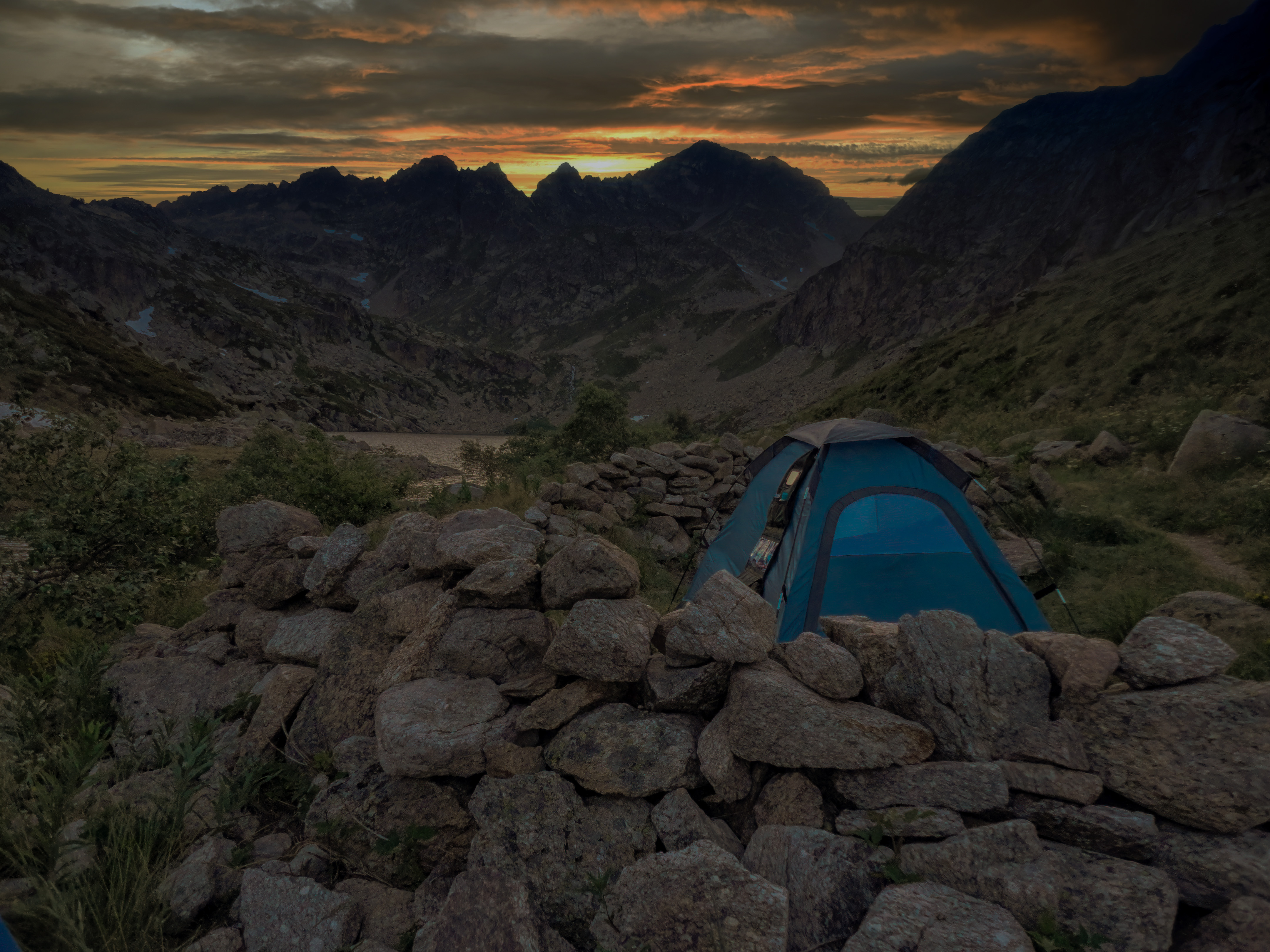 Bivouac sous les étoiles naissantes ጠ Tente à l'Étang du Couart, Pic du Rulhe